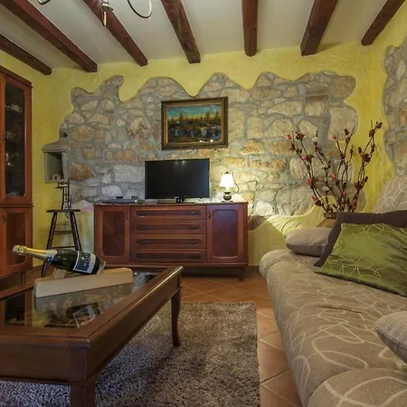 Stone House Rita With Pool * 波雷奇